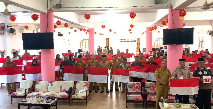 Wujudkan Cinta Tanah Air, Badan Kesbangpol Lingga Bagikan Bendera Merah Putih