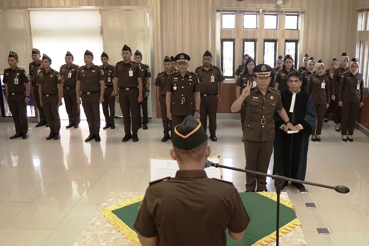 Kajari Karimun Lantik Charles Hutabarat sebagai Kacabjari Tanjungbatu Gantikan Doni