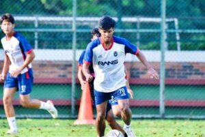 Anak Karimun, Abdul Rahman saat berseragam RANS Nusantara FC. (foto tribunbatan)