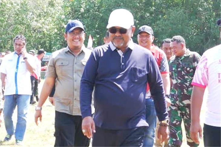 Bupati Aunur Rafiq saat akan membukan Turnamen Kandis Cup 2023, belum lama ini. (ft diskominfo)