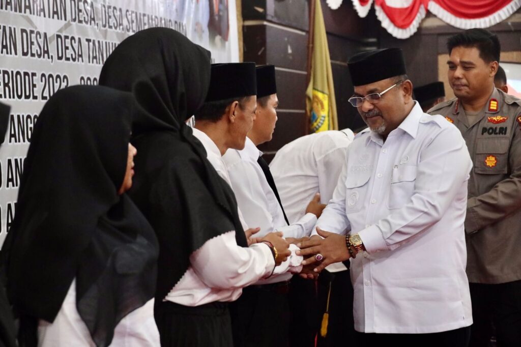 Bupati Karimun saat menyalami para BPD yang dilantik di Gedung Nasional, kemarin. (ft diskominfokarimun)