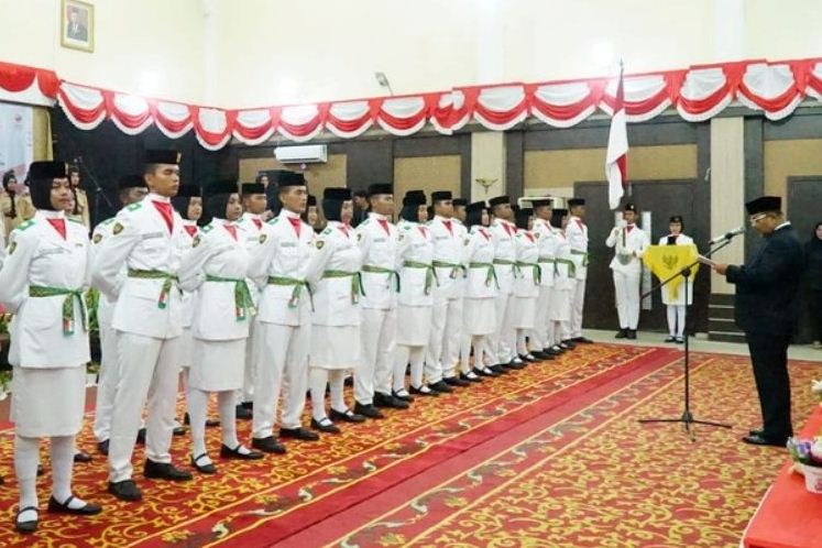 Bupati Mengukuhkan Paskibraka Tingkat Kabupaten Karimun, di gedung nasional tadi malam. (ft yudi)
