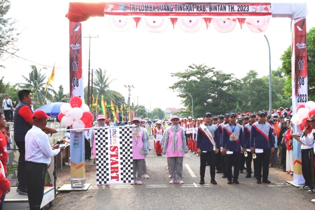 Bupati Roby Kurniawan saat melepas regu Lomba Gerak Jalan Tri Juang dalam rangka HUT ke-678 Kemerdekaan RI, pagi tadi. (ft fjamr)