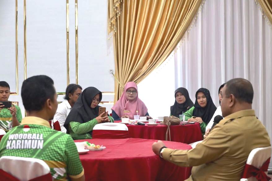 Bupati saat melakukan pertemuan dengan atlet woodball sebelum acara pelepasannya, tadi malam. (ft yudi)