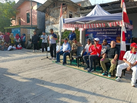 Kadikominfo Batam saat mewakili Wali Kota Batam di acara pesta rakyat di Lubuk Baja, kemarin. (ft restu)