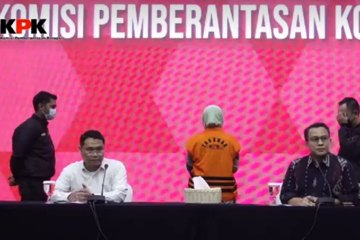 Kepala Bagian Pemberitaan, Ali Fikri saat menjelaskan kronologi penetapan tersangka pada konferensi rers dari Kantor KPK, malam tadi. (ft screenshot amr)