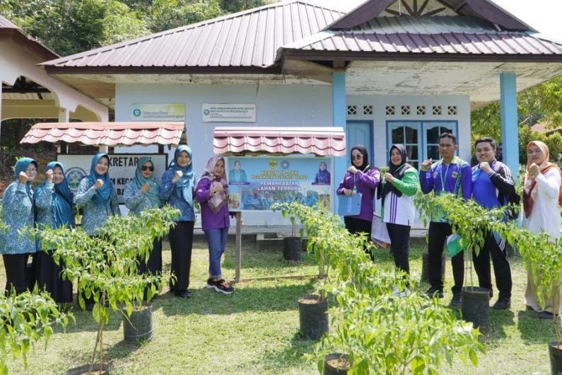 PKK dan HKTI Lingga saat meninjau peserta lomba di Lingga pagi tadi. (ft fujiamar)