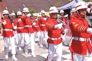Pasukan pengawal bendera Pusaka di Coastal Area dalam upacara peringatan detik-detik proklamasi, pagi tadi. (ft yudi)