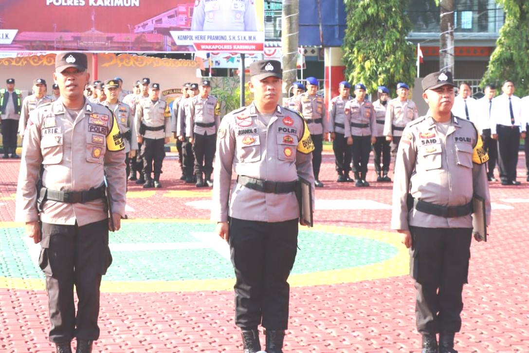 Pemberian penghargaan kepada Bhabinkamtibas di Polres Karimun, pagi tadi. (ft yudi)