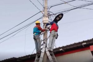 Petugas PLN sedang memperbaiki kabel semrawut di sebuah perumahan di Batam, belum lama ini. (ft plnbatam)