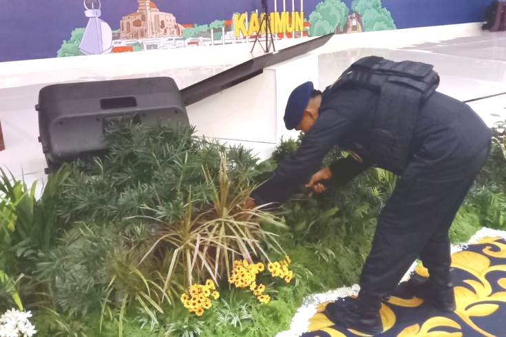 Polisi menyisir gangguan keamanan di tempat pertemuan GTRA SUmmit 2023 di Hall Hotel Aston Karimun, tadi pagi. (ft yudi))