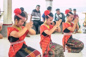 Salah satu tarian Masyarakat Batak yang terkenal, Tari Tortor. (ft wikipedia)