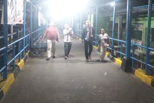 Unit Reskrim Polsek Nongsa saat menjemput Y perekrut PMI ilegal ke Mako Polsek Nongsa, malam tadi. (ft polseknongsa)