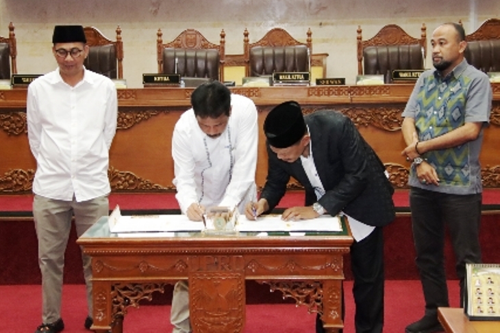 Wali Kota Batam dan Ketua DPRD Batam menandatangani Nota Kesepakatan KUA-PPAS TA 2024 di kantor DPRD Batam, pagi tadi,. (ft restu)