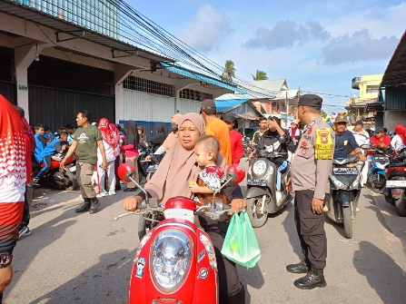 Anggota Polsek Batuampar saat mengamankan pelaksaan Jalan Santai di Batuampar, pagi tadi. (ft restu)