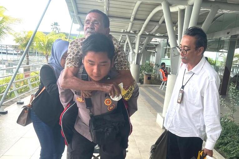 Briptu Rino Bhabinkamtibmas Kelurahan Baran Barat Polsek Meral Polres Karimun saat melakukan penjemputan warganya yang terlantar dari Kota Bekasi, Jumat (8/9/2023). (ft humaspolres)