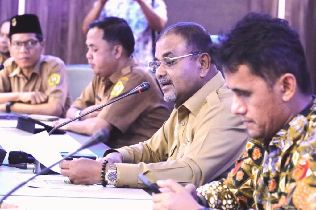Bupati Aunur Rafiq saat membacakan hasil rapat terkait kelangkaan LPG 3 Kg, pagi ini. 9ft yudi)