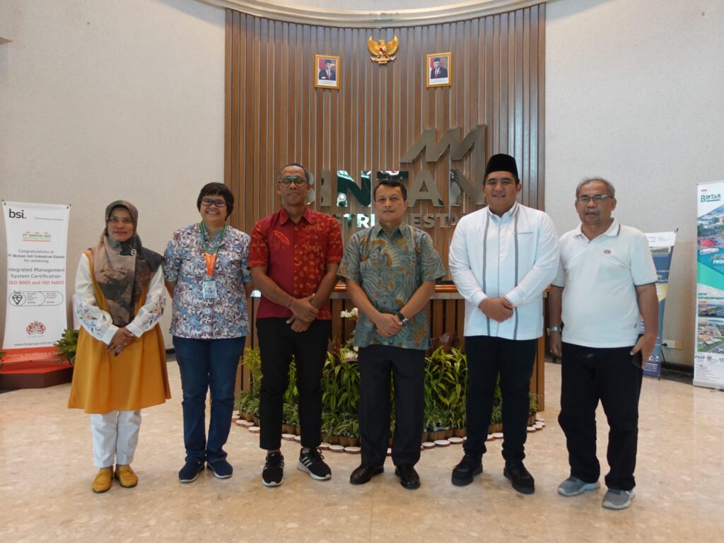 Bupati Roby Kurniawan berfoto bersama saat meninjau Kawasan Bintan Inti Indsutrial Estate (BIIE) Lobam, kemarin, (ft mcbintan)