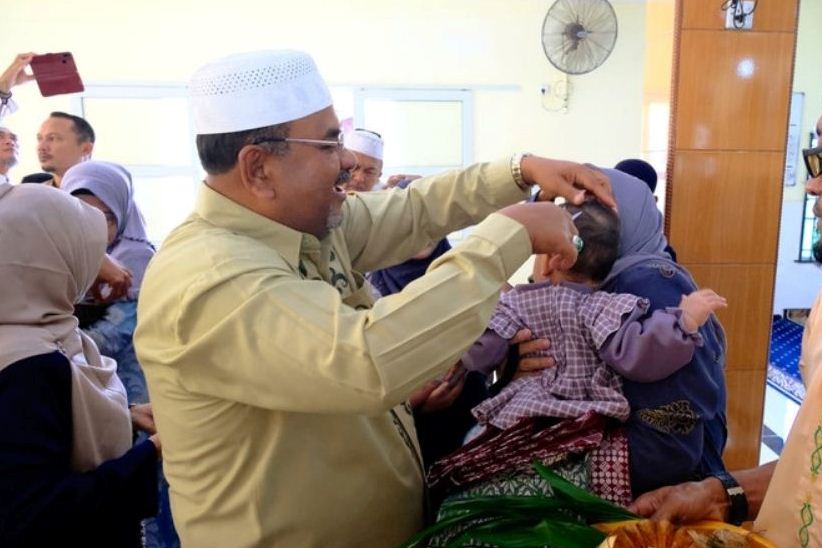Sebagai Tamu Kehormatan, Bupati Aunur Rafiq Cukuri Rambut Anak-anak di Gang Awang Noor