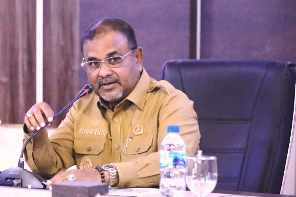 Bupati sesaat sebelum memimpin rapat kelangkaan LPG 3 Kg, pagi ini. (ft prokopim)