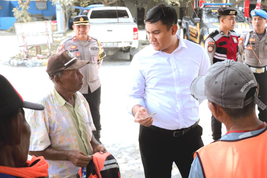Kasatreskrim Polres Karimun saat akan mengamankan juru parkir di Pasar Puan Maimun, pagi tadi. (ft humaspolres)