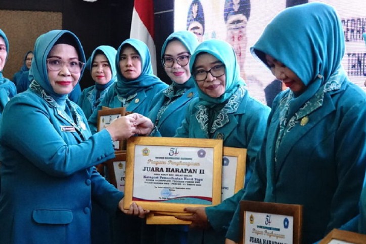 Ketua TP PKK Kabupaten Karimun Raja Asmah Aunur Rafiq saat menyampaikan penghargaan kepada kader PKK, kemarin. (ft novel)