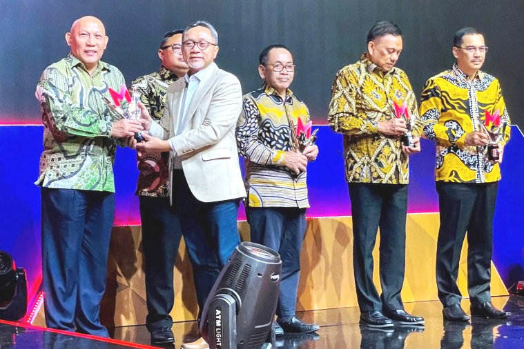 Zulkifli Hasan Sampaikan Penghargaan Merdeka Award 2023 kepada BP Batam