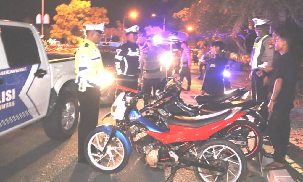 Polisi saat patrloli di Coastal Area, Minggu dini hari kemarin. (ft humaspolres)