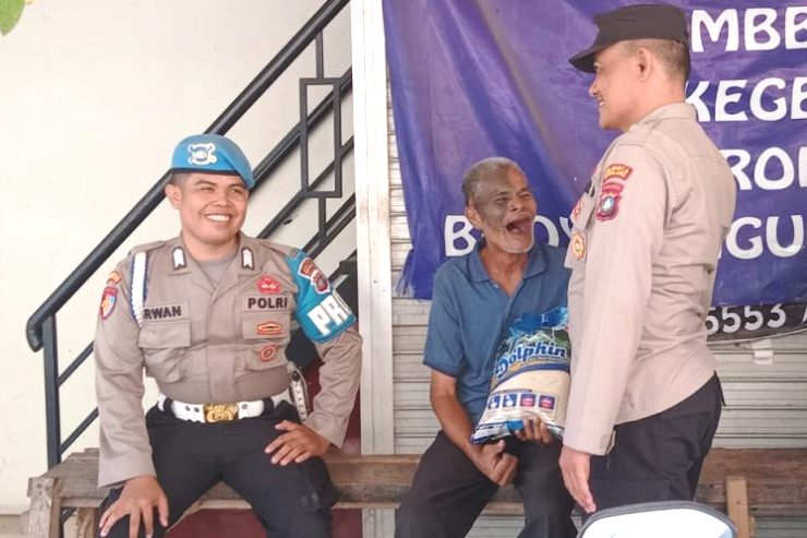 Polsek Sekupang bagikan Sembako ke Warga Kurang Mampu