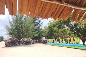 Ikon wisata di Pantai Ketam di Desa Pongkar. (foto dok lendoot)