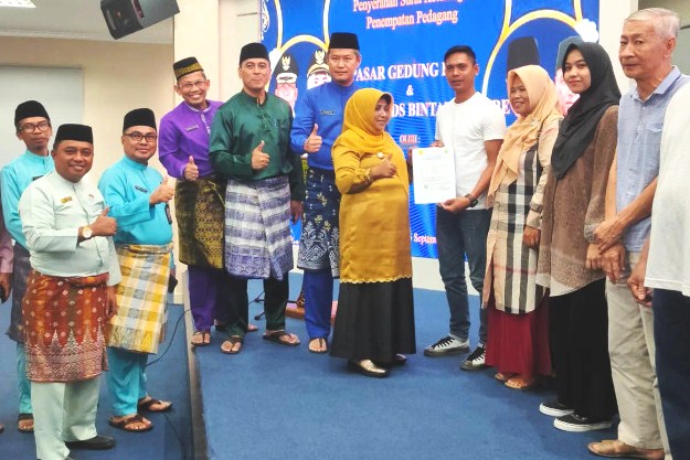 Walikota Tanjungpinang Beri SK Penempatan Ratusan Pedagang di Pasar Baru