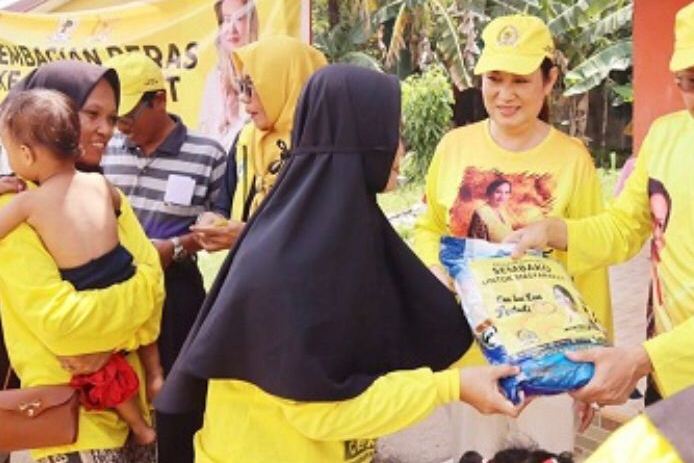 Cen Sui Lan Serap Aspirasi Warga Tanjung Riau Sambil Bagikan Beras bagi 150 KK