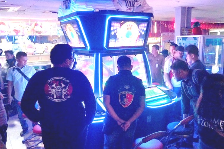 Anggota Satreskrim Polres Karimun saat memeriksa Gelper di Oriental Swalayan, siang ini. (foto novel)