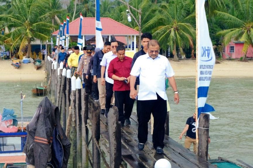 Bupati Aunur Rafiq saat meninjau lokasi gedung NTKK Selat Gelam, kemarin. (ft prokopim)