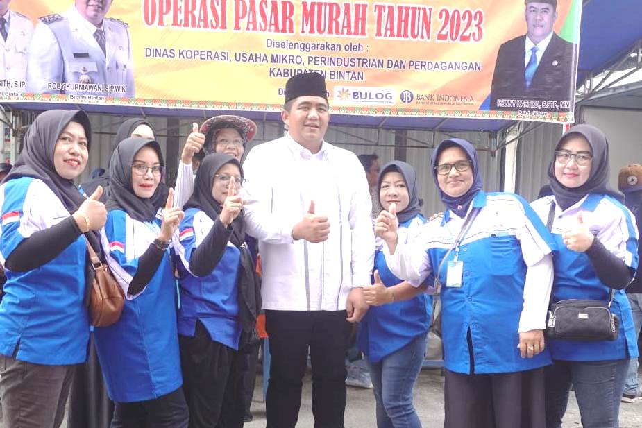Bupati Roby Kurniawan berfoto bersama panitia Operasi Pasar di Pasar Barek Bintan, pagi tadi. (ft fujiamar)