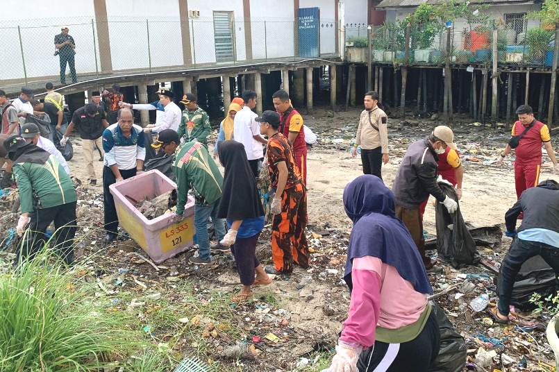 Ormas-OKP di Karimun Gelar Bersih-bersih Pantai di Puakang dan sekitarnya