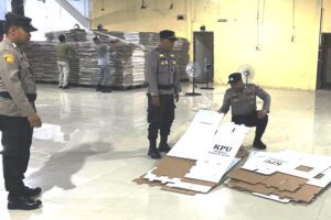 Polisi sedang memeriksa logistik Pemilu 2024 di gudang penyimpanan, pagi tadi. (ft yudi)
