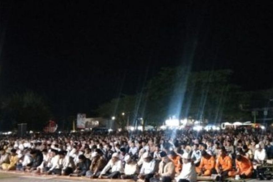 Seribuan umat saat menyaksikan ceramah Buya Arrazy Hasyim, tadi malam. (ft kominfonatuna)