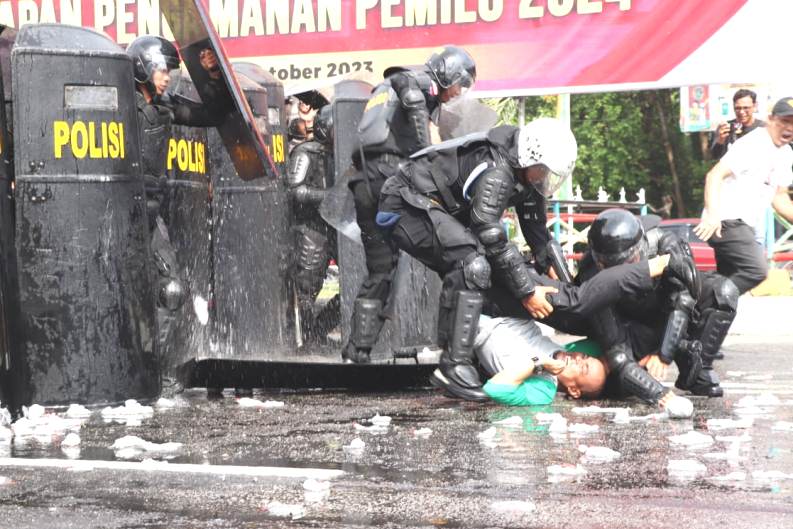 Jadi Tontonan Warga, Bentrok antara Polres Karimun vs Warga di Sispamkota Pemilu 2024
