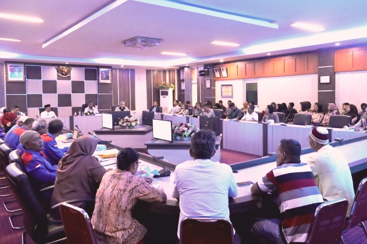 Suasana rapat di Pemkab Karimun antara Bupati Karimun, PT KG, mantan karyawan dan mantan guru, kemarin, (ft kominfokarimun)