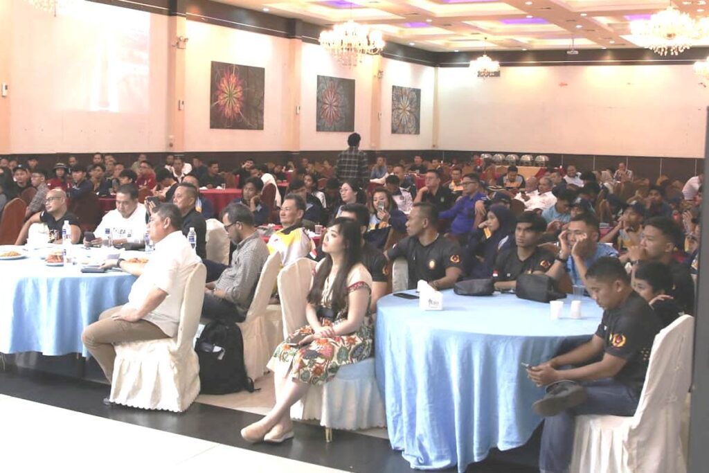 Atlet Kepri dan Official yang akan berangkat ke Porwil Sumatra XI di Pekan Baru saat perjamuan makan malam bersama di Bengkong, tadi malam. (ft eko)