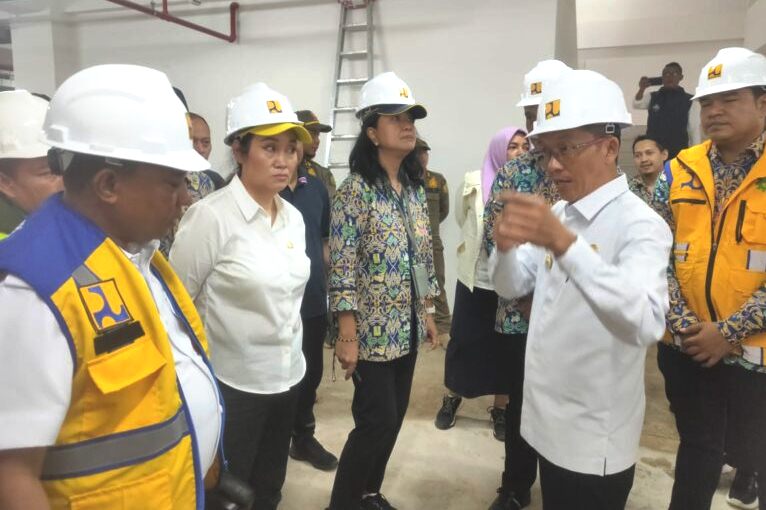 Cen Sui Lan dan Dirjen PUPR saat mendapat penjelasan Pj Wako Tanjungpinang, Hasan, kemarin. (ft kominfotjpinang)