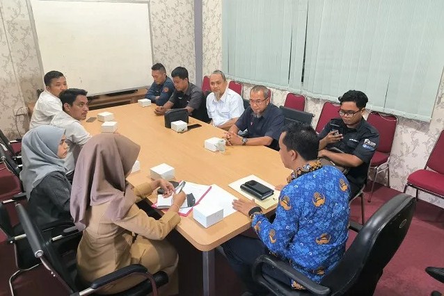 Dinas PUPR Kota Tanjungpinang kembali memfasilitasi rapat kordinasi pembenahan dan penataan kabel bersama provider internet di ruang rapat Dinas PUPR, kemarin. (ft kominfotipi)