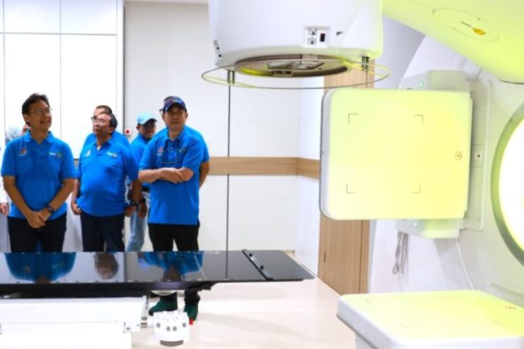 Menkes Budi Gunadi Sadikin saat melakukan kunjungannya ke RS Dharmais, Jakarta. (ft kemenkes)