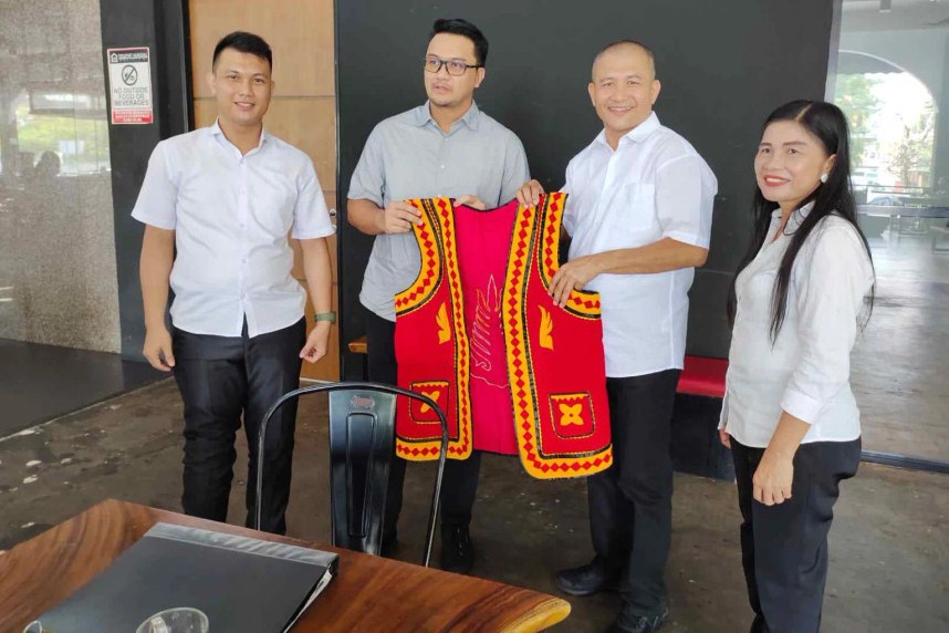 Pengurus DPW PMNBI Kepri memberikan cinderamata kepada Anggota DPRD Batam Putra Yustisi Respaty berupa Rompi dari Pulau Nias. (ft yuyun)