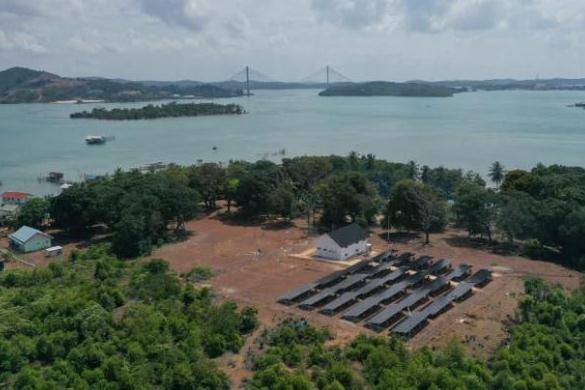 Salah satu pembangkin listrik hijau di salah satu pulau di Kota Batam dari ketinggian. (ft humaspln)