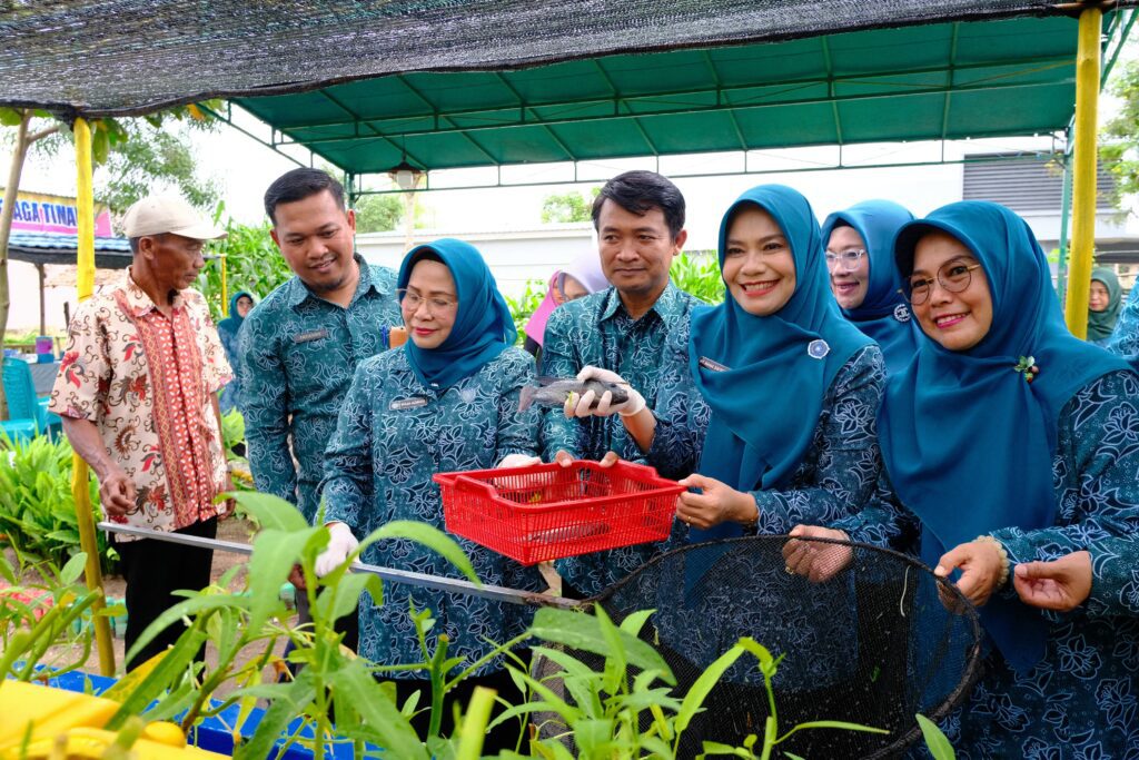TP PKK Pusat saat meninjau Kebun Dasawisma PKK Kabupaten Karimun, kemarin. (ft vicky)