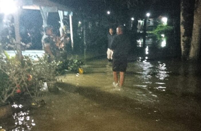 Banjir Rob menggenangi beberapa titik kawasan di Kelurahan Dabo Lama Kabupaten Lingga, dinihari tadi. (ft wandi)