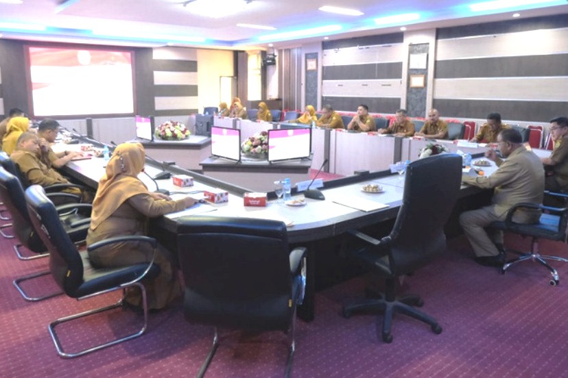 Bupati Aunur Rafiq saat memimpin rapat evaluasi MCP KPK di Pemkab Karimun, kemarin. (ft prokopim)