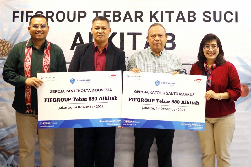 Sambut Natal 2023, FIFGROUP Bagikan 880 Buah Alkitab di Delapan Gereja